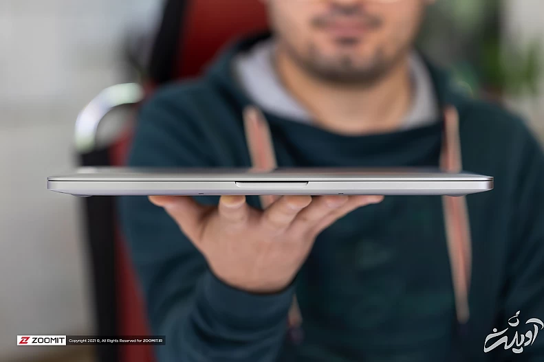 لپ تاپ مک بوک پرو M1 در دست